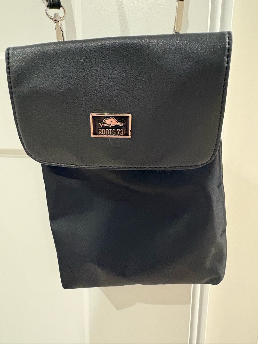 Roots 73 Black Nylon & Faux Leather Crossbody Bag with magnetic closure - EUC